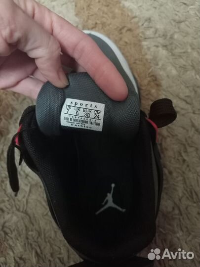 Кроссовки женские р. 37