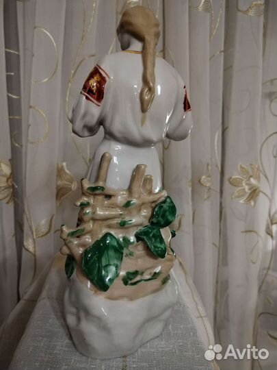 Фарфоровая статуэтка *Гадание на ромашке *