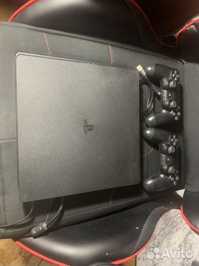 Sony Play Station 4 с 2 джостиками