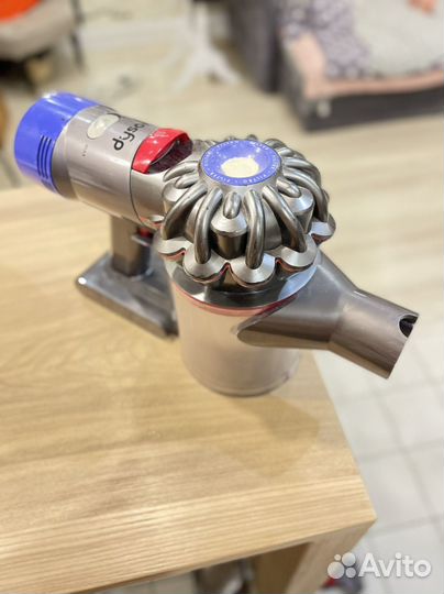 Вертикальный пылесос dyson v7