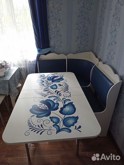 Кухонный мягкий уголок с столом