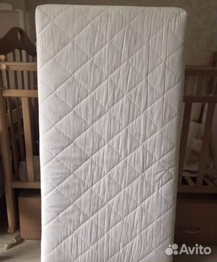 Детская кроватка с маятником и ящиком и матрасом