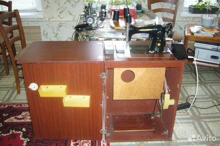 Подольская швейная машина с электроприводом и тумб