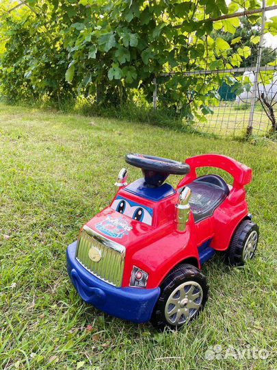Машинка-каталка детская красная