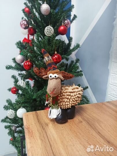 Новогодние игрушки под елку