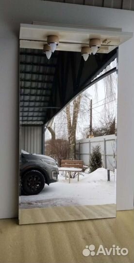 Зеркало с подсветкой и розеткой; шкафчики