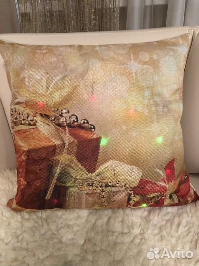 Подушка светится фонариками