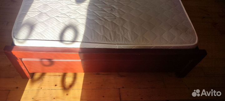 Кровать с матрасом