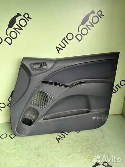 Обшивка двери передняя правая colt правый руль