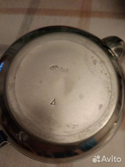 Чайник заварочный, сахарница на подносе