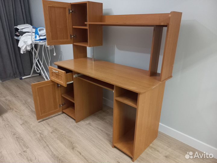 Письменный стол с ящиками и полками