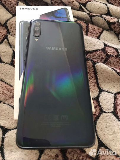 Телефон Samsung а70
