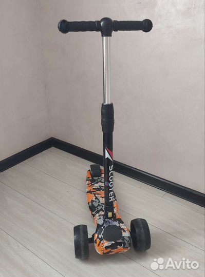 Самокат Scooter с подсветкой музыкой светящийся