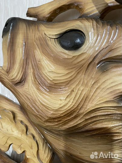 Резное панно из дерева