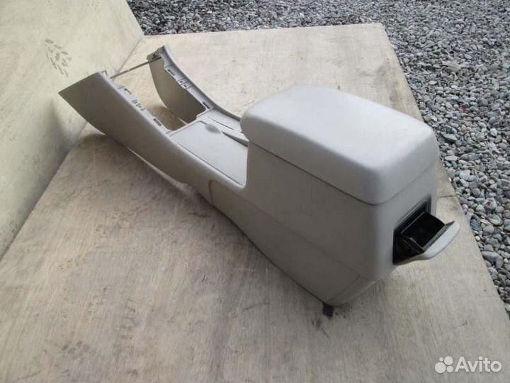 Бардачок между сиденьями Toyota Corolla Fielder