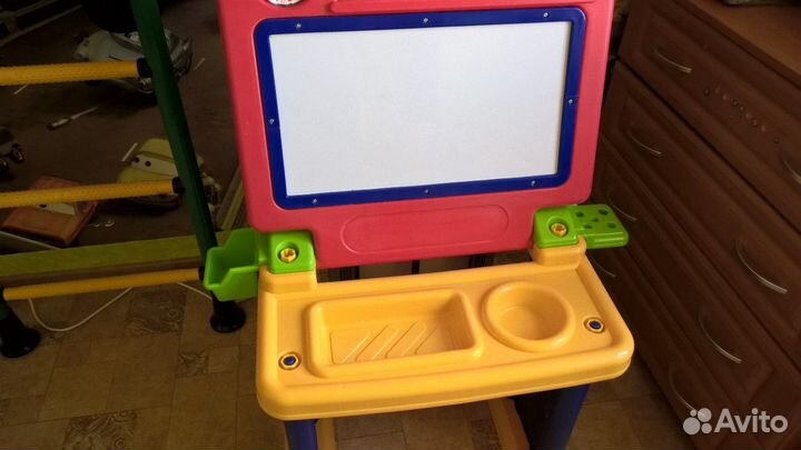 Детский стол с магнитной доской