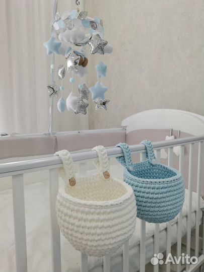 Подвесная корзинка на кроватку.Разных цветов