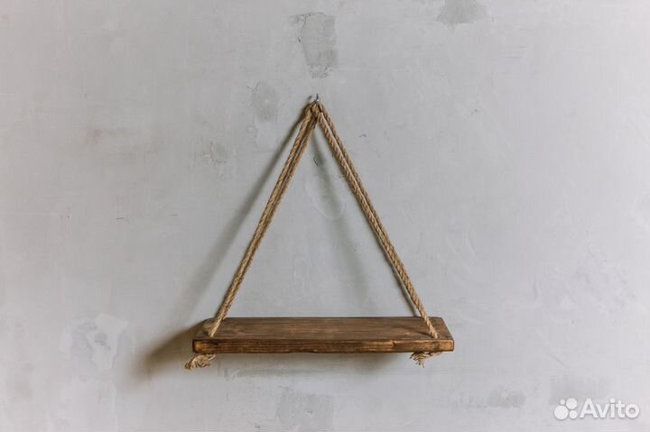 Деревянная полка на канатах в стиле сканди