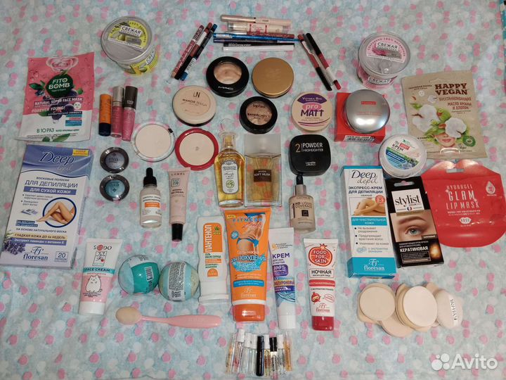 Набор косметики и украшений