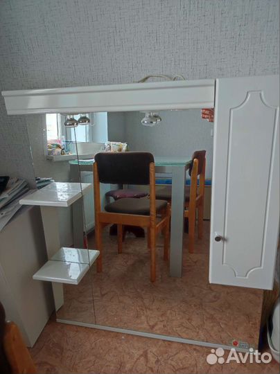 Зеркало с шкафчиком для ванной