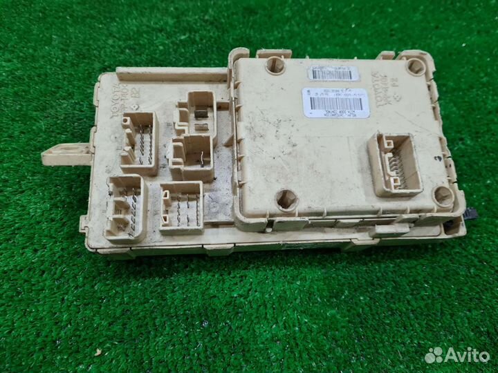 Блок предохранителей салонный Avensis 2 T250