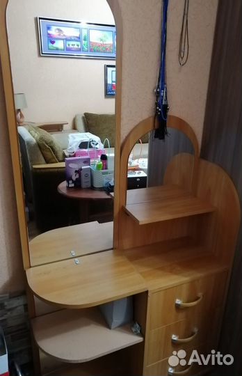 Трюмо с зеркалом