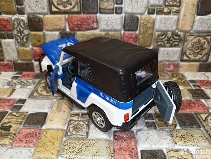 УАЗ 469 Милиция 1:24 17 см новая в упаковке