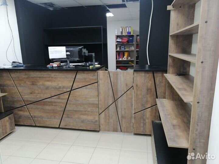 Торговые стеллажи в барбершоп