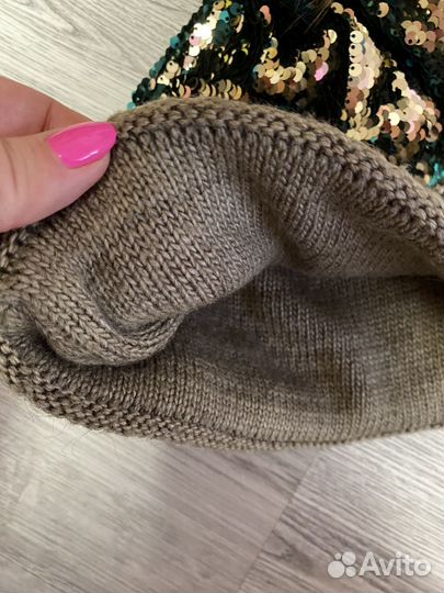 Шапка с пайетками и помпоном