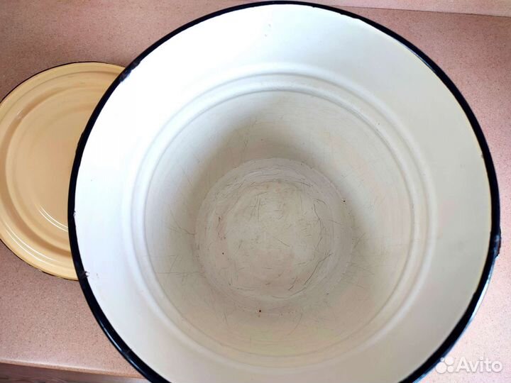 Эмалированное ведро с крышкой СССР