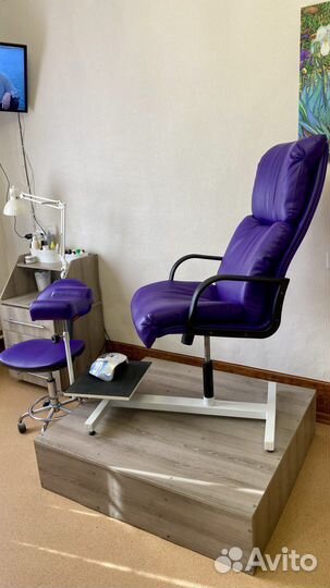 Педикюрное кресло и стул мастера