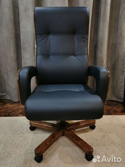 Кожанное кресло руководителя новое