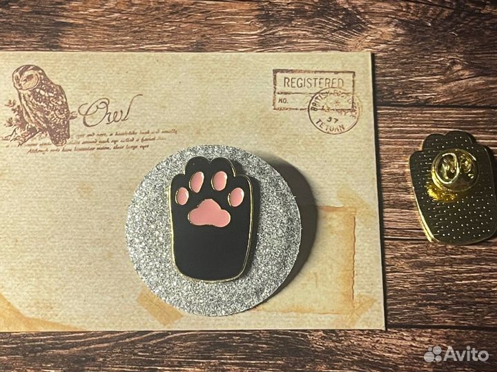 Брошь кошачья лапка