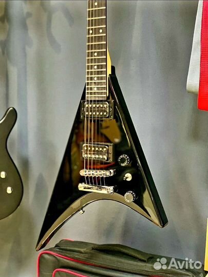 Электрогитара новая дефект скол