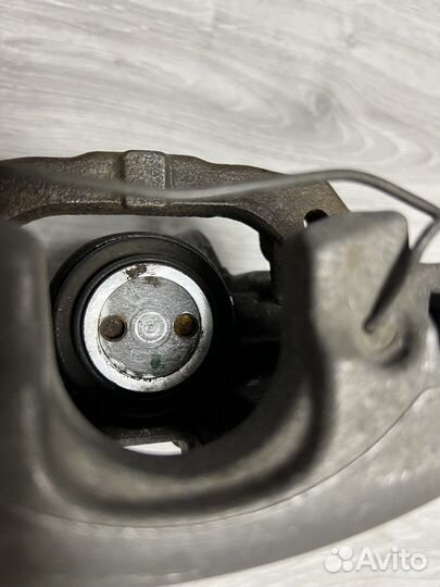 Задний левый суппорт mazda 3 bk