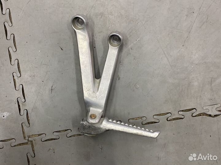 Кронштейн подножки пассажира левый Honda