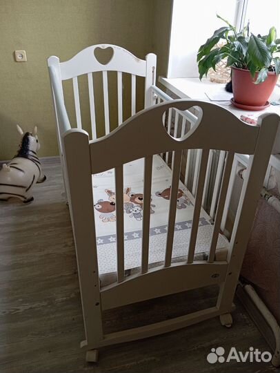 Детская кроватка из массива