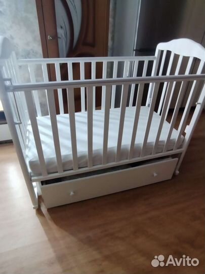 Детская кроватка с маятником