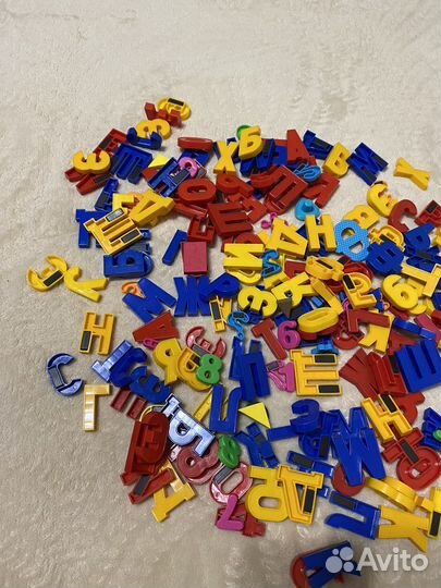 Очень много магнитных букв