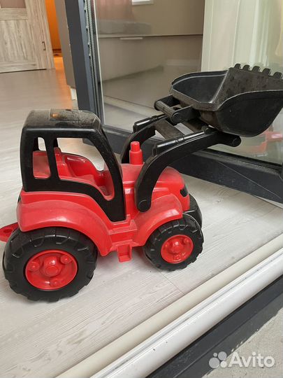 Трактор игрушечный большой