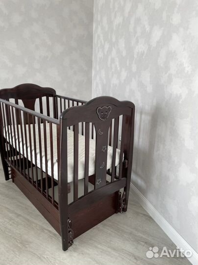 Детская кроватка с маятником