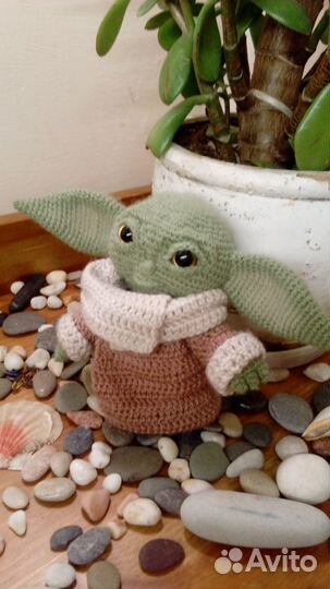 Игрушка Бэби Йода, связанная крючком