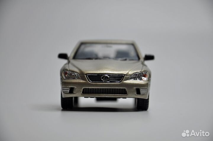 Модель автомобиля Lexus IS300 металл