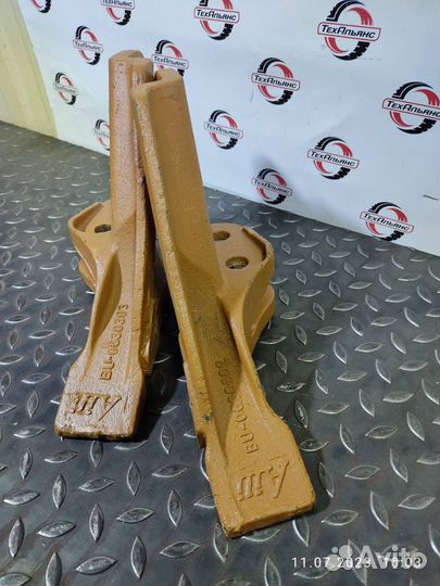 Зуб болтовой BU-O630303 боковой левый case 580