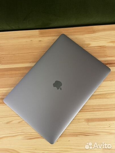 Топовый MacBook Pro 15 c True Tone, 16GB и 512GB