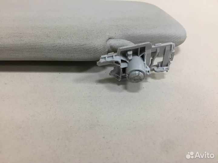 Козырек солнцезащитный внутри Skoda Rapid 2012-202