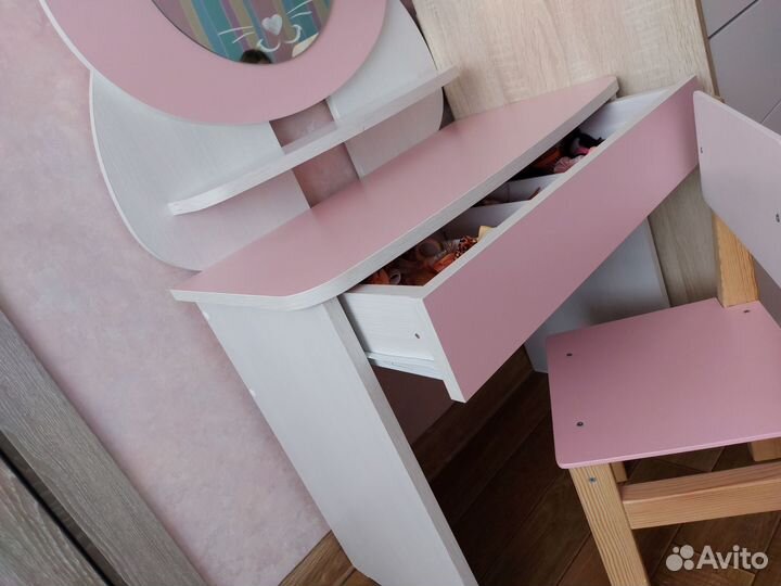 Туалетный столик с зеркалом для девочки