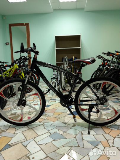 Велосипед черный на белом литье