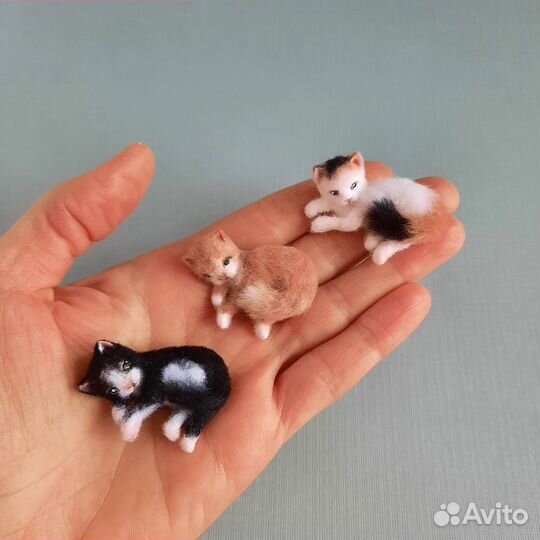 Миниатюрная игрушечная кошка