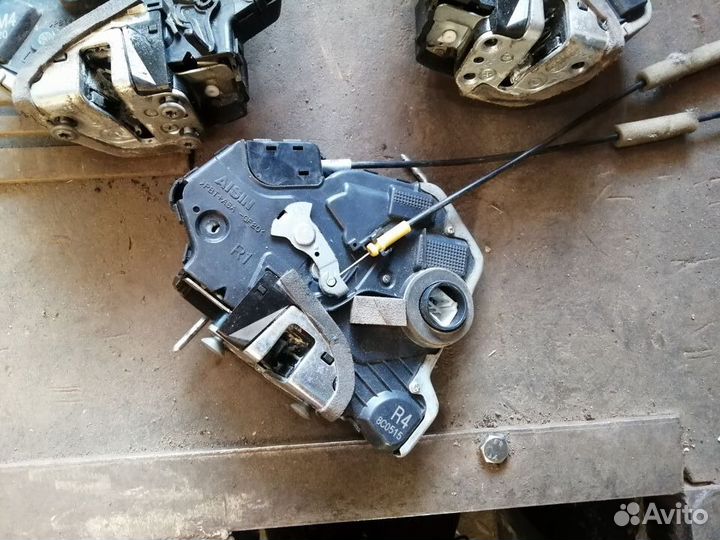 Замок двери тросик Toyota Land Cruiser 200